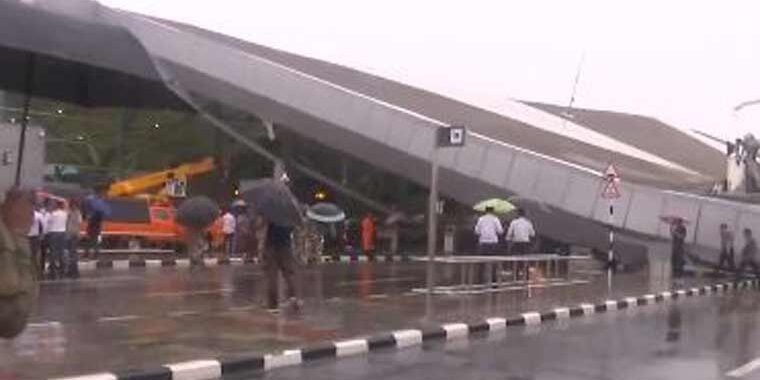 Atap Bandara Delhi ambruk