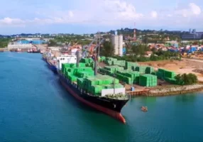 Ilustrasi neraca perdagangan Indonesia lewat kegiatan ekspor-impor menggunakan kapal

