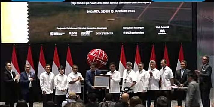 Seremoni pencatatan perdana Surat Berharga Perpetual Berwawasan Lingkungan yang diterbitkan PT Indonesia Infrastructure Finance (IIF) di Main Hall Gedung BEI, Jakarta, Senin (15/1/2024).