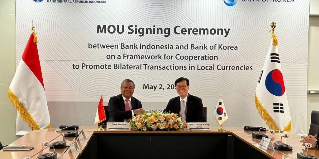 Gubernur BI Perry Warjiyo (kiri) dan Gubernur Bank of Korea, RHE, Chang Yong (kanan) saat bertemu dan sepakat kerjasama.