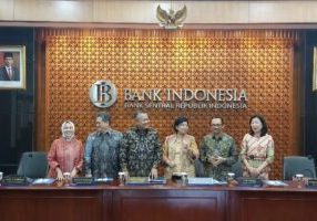 Gubernur Bank Indonesia Perry Warjiyo dan jajaran Deputi Gubernur BI dalam Konferensi Pers RDG BI di Jakarta, Kamis (21/12/2023).

