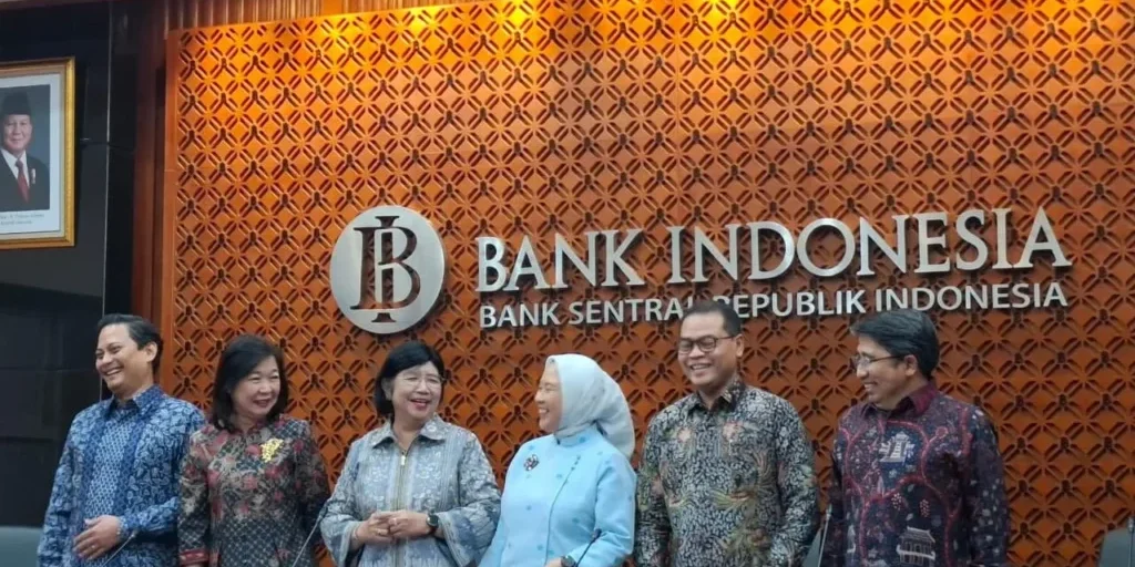 Gubernur Bank Indonesia Destry Damayanti (tengah) bersama jajaran Deputi Gubernur BI berfoto saat konferensi pers hasil Rapat Dewan Gubernur Bank Indonesia (RDG BI) di Kantor Bank Indonesia, Jakarta pada Rabu (23/9/2026).


