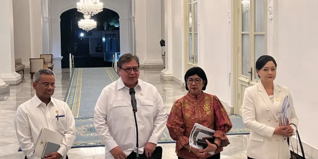 Menteri Keuangan Suahasil Nazara, Menko Perekonomian Airlangga Hartarto, Gubernur BI Destry Damayanti, dan Ketua Dewan Komisioner OJK Friderica Widyasari Dewi memaparkan kondisi perekonomian Indonesia terkini di Istana Negara, Senin (19/10/2026)

