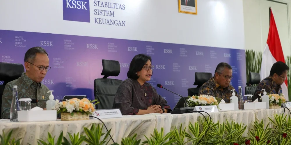 Menteri Keuangan Sri Mulyani Indrawati (kedua kiri) didampingi Ketua Dewan Komisioner Lembaga Penjamin Simpanan (LPS) Purbaya Yudhi Sadewa (dari kanan), Gubernur Bank Indonesia Perry Warjiyo, dan Ketua Dewan Komisioner Otoritas Ja​sa Keuangan (OJK) Mahendra Siregar memberikan pemaparan pada konferensi pers hasil rapat berkala Komite Stabilitas Sistem Keuangan (KSSK) di Jakarta, Senin (28/7/2025).

