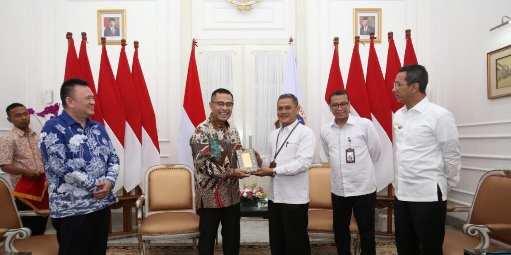 Saleh Husin menyerahkan Wakafkan Alquran di Balai Kota Jakarta

