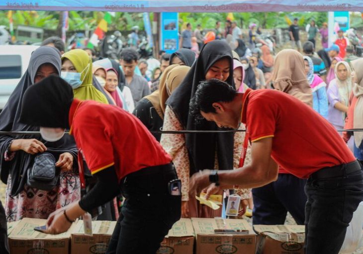 Petugas pasar murah melayani warga saat membeli barang kebutuhan pokok di Rangkasbitung, Lebak, Banten.