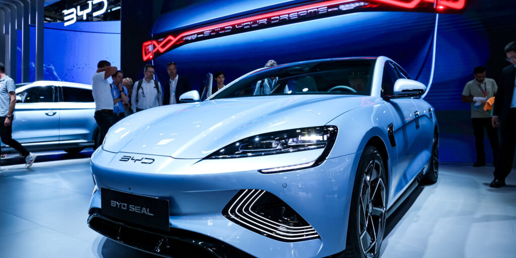 BYD Memimpin Aksi Jual Saham Produsen Mobil