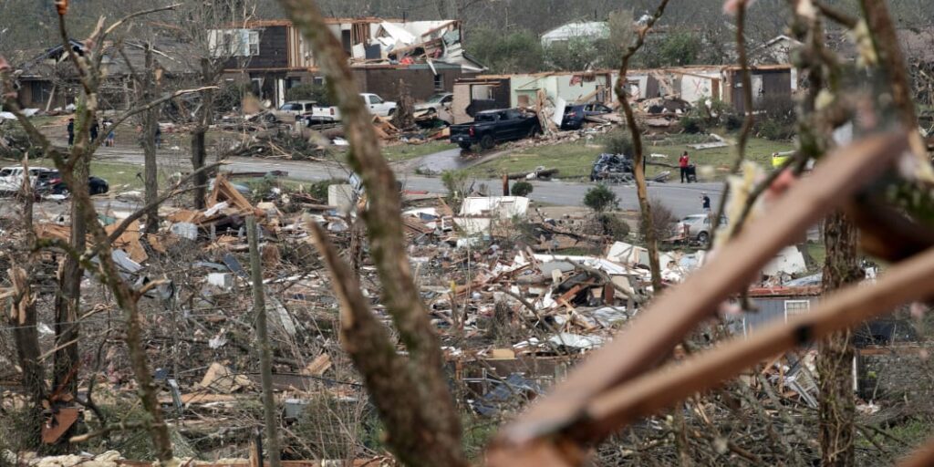 Badai angin kencang dan hujan lebat menghantam AS
