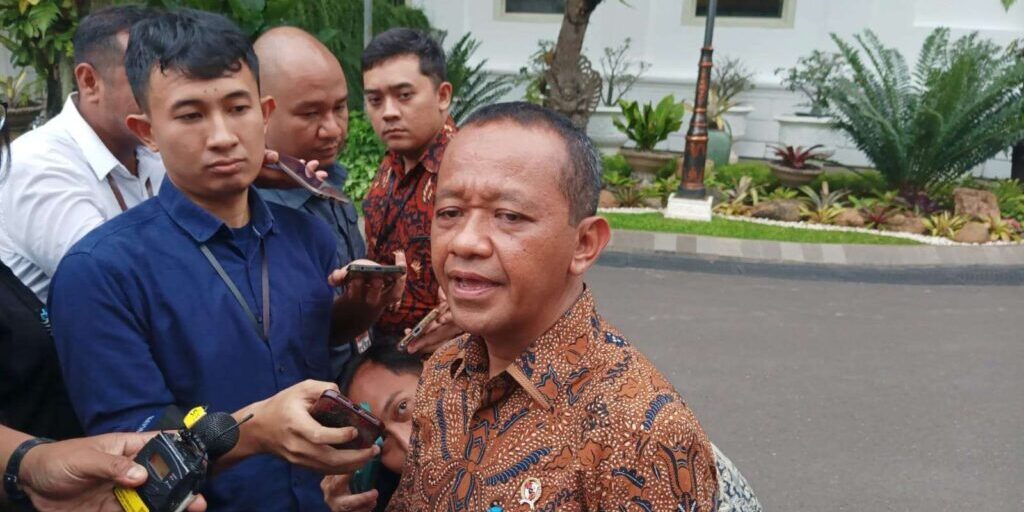 Menteri Investasi/Kepala BKPM Bahlil Lahadalia menyampaikan keterangan mengenai kolaborasi TikTok dengan tiga e-commerce di Indonesia, Senin (27/11/2023).