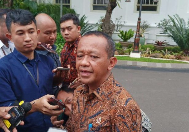 Menteri Investasi/Kepala BKPM Bahlil Lahadalia menyampaikan keterangan mengenai kolaborasi TikTok dengan tiga e-commerce di Indonesia, Senin (27/11/2023).