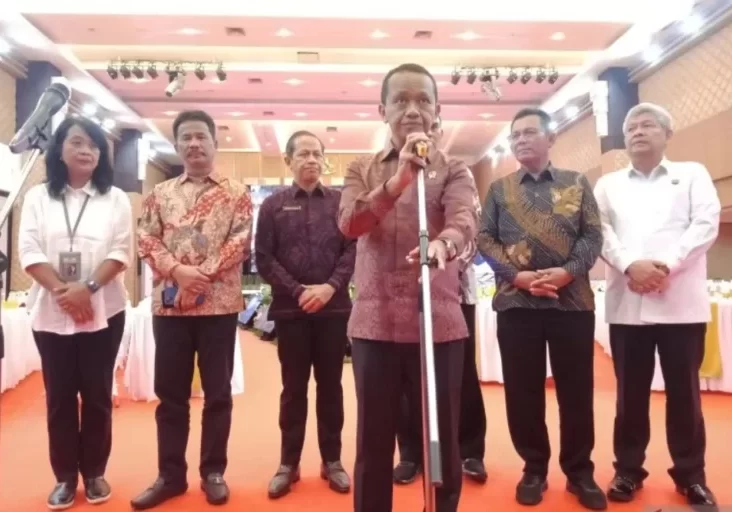 Bahlil Lahadalia Tegaskan Media Sosial Bakal Perlu Izin untuk Dagang Online. Menteri Investasi Bahlil Lahadalia (ketiga dari kanan) saat jumpa pers di Gedung Kementerian Investasi/BKPM, di Gatot Subroto, Jakarta Selatan, Senin (25/09/2023).

