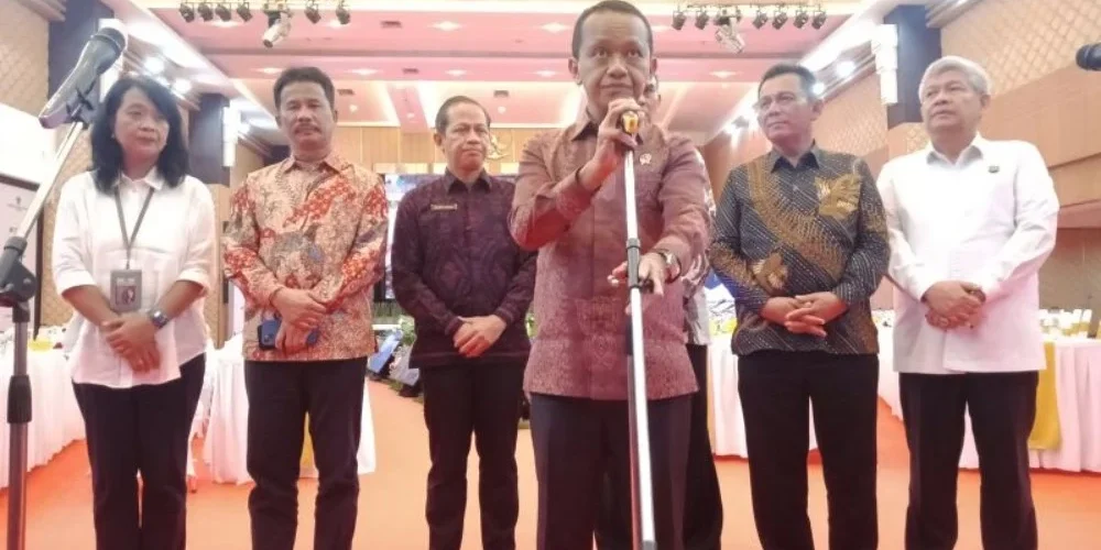 Bahlil Lahadalia Tegaskan Media Sosial Bakal Perlu Izin untuk Dagang Online. Menteri Investasi Bahlil Lahadalia (ketiga dari kanan) saat jumpa pers di Gedung Kementerian Investasi/BKPM, di Gatot Subroto, Jakarta Selatan, Senin (25/09/2023).

