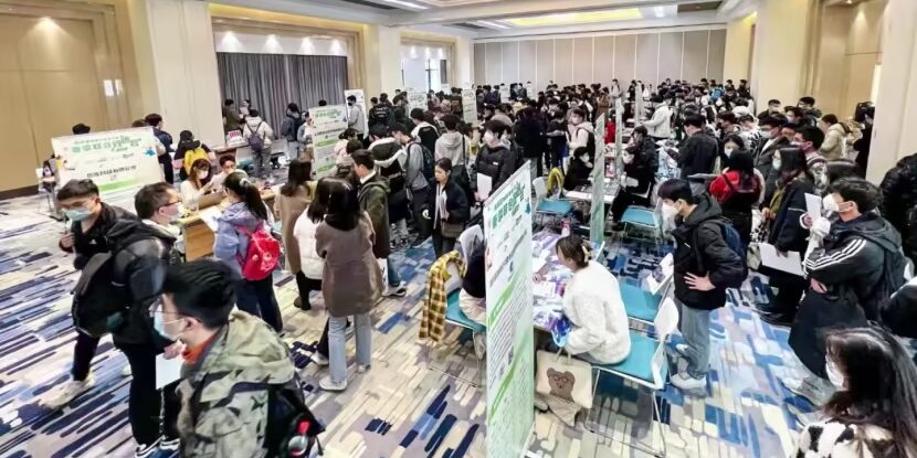 Bakat muda pembuat chip semikonduktor di Shanghai