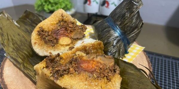 Bakcang dengan isian daging, jamur shitake, kacang, dan telur asin. (Foto: Repro Xinhua)