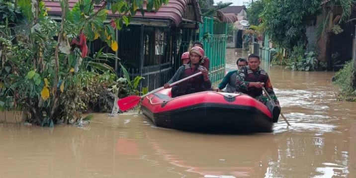 BPBD Kota Medan melakukan evakuasi menggunakan perahu karet saat banjir merendam permukiman warga di Kota Medan, Sumatera Utara./dok. Diskominfo Sumut

