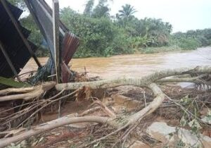 Puing-puing yang terseret akibat banjir bandang di Kabupaten Humbang Hasundutan 