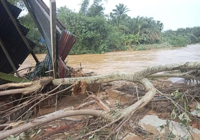 Puing-puing yang terseret akibat banjir bandang di Kabupaten Humbang Hasundutan 