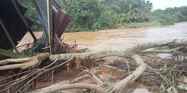 Puing-puing yang terseret akibat banjir bandang di Kabupaten Humbang Hasundutan 