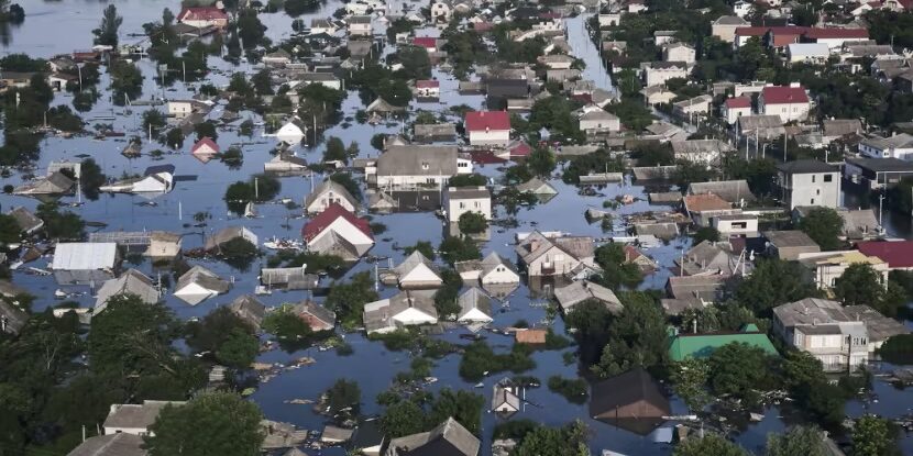 Banjir menggenangi kota akibat Bendungan Jebol