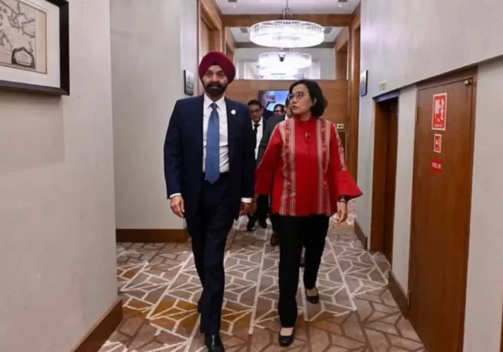 Menteri Keuangan Sri Mulyani Indrawai bertemu dengan Presiden Bank Dunia (World Bank) Ajay Banga di sela-sela rangkaian 3rd Finance Ministers and Central Bank Governors (FMCBG) Meeting G20 di India, Selasa (18/7/2023).

