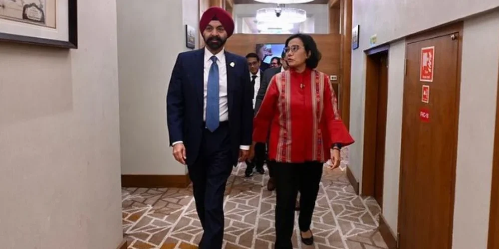 Menteri Keuangan Sri Mulyani Indrawai bertemu dengan Presiden Bank Dunia (World Bank) Ajay Banga di sela-sela rangkaian 3rd Finance Ministers and Central Bank Governors (FMCBG) Meeting G20 di India, Selasa (18/7/2023).

