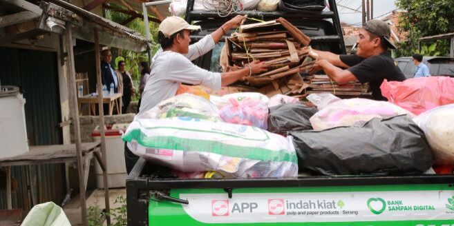 Bank sampah digital dari Indah Kiat Pulp & Paper
