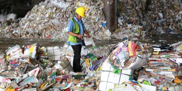 Pabrik Indah Kiat Pulp & Paper Serang menerima sekitar 5-8 ton sampah kertas per bulan dari masyarakat


