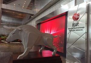 Patung banteng Wuling di gedung Bursa Efek Indonesia simbol naiknya IHSG (Bullish)