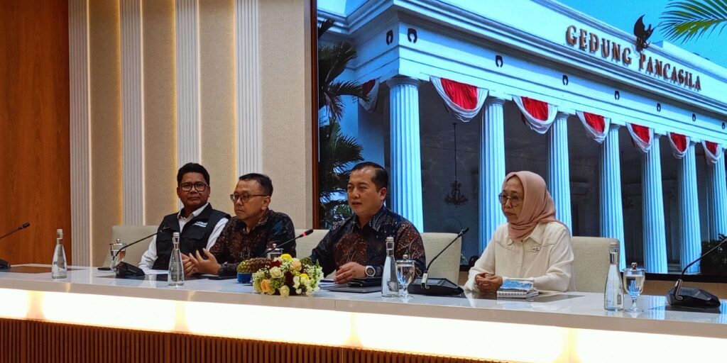 (Dari kanan ke kiri) Pengurus Pusat Palang Merah Indonesia (PMI) Niniek Kun Naryatie, Juru Bicara Kementerian Luar Negeri RI Lalu Muhamad Iqbal, Perwakilan Indonesia Humanitarian Alliance Ali Yusuf, dan Deputi Bidang Pendistribusian dan Pendayagunaan Badan Amil Zakat Nasional (Baznas) Imdadun Rahmat saat jumpa pers di Kantor Kemlu Jakarta, Rabu (1/11/2023). 