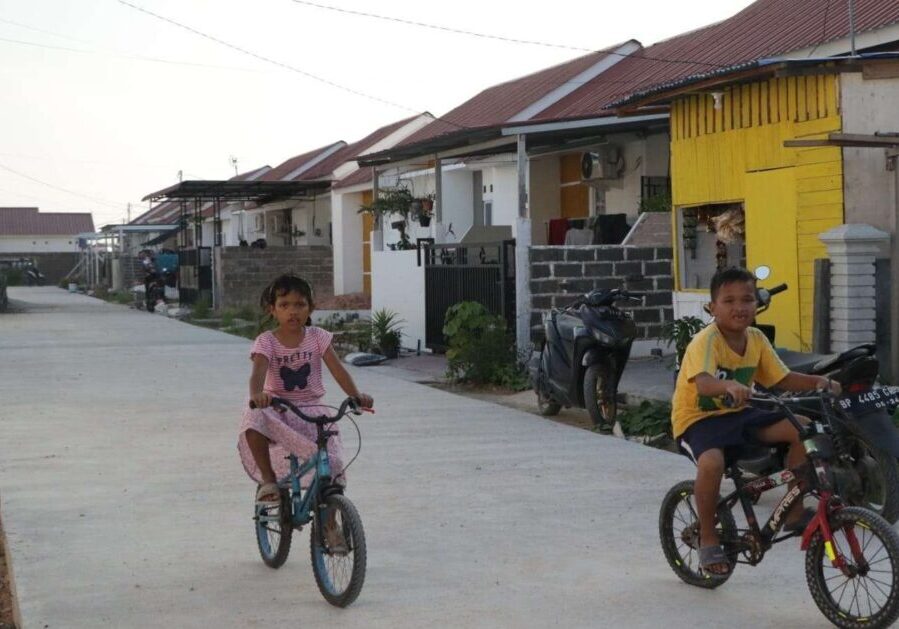 Bocah-bocah asyik bersepeda di jalanan mulus, bantuan PSU Rumah Bersubsidi di SP Land Marinda, Kota Batam. 