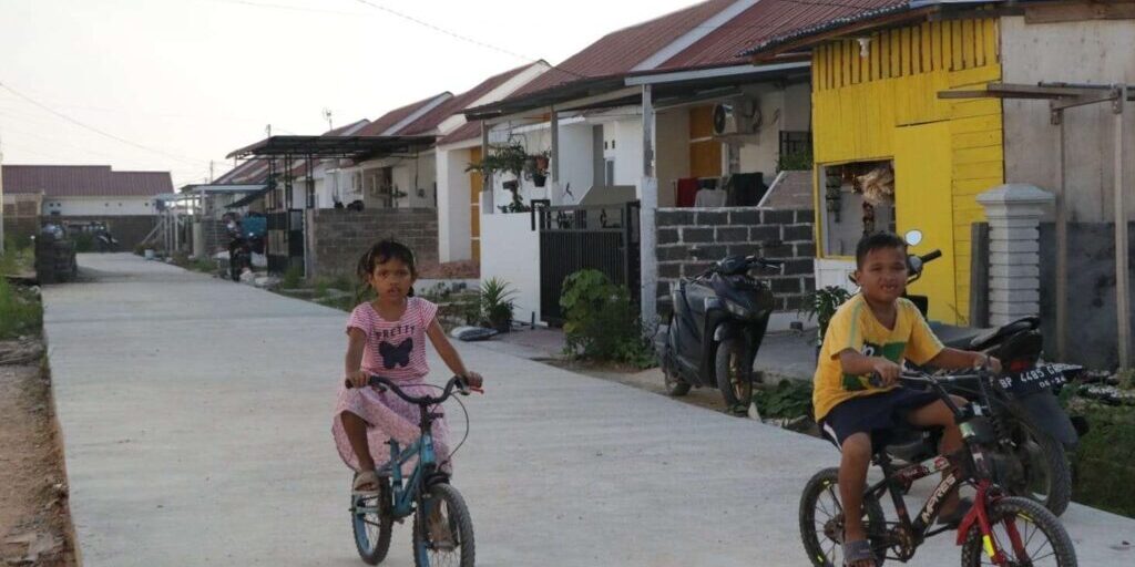 Bocah-bocah asyik bersepeda di jalanan mulus, bantuan PSU Rumah Bersubsidi di SP Land Marinda, Kota Batam. 