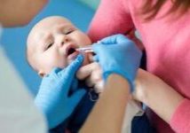 Vaksin rotavirus diteteskan ke dalam mulut.
