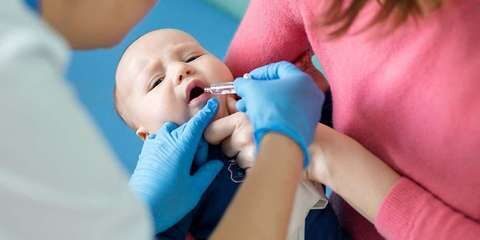 Vaksin rotavirus diteteskan ke dalam mulut.