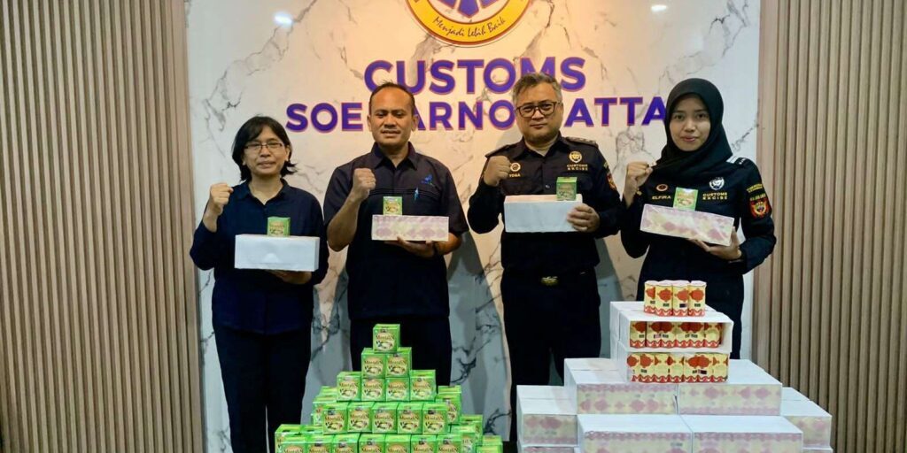 Petugas Bea Cukai Soekarno Hatta dan Pegawa BPOM saat berfoto bersama dengan barang bukti 1,8 ton obat tradisional ilegal yang akan diekspor ke Kyrgyzstan, Rabu (23/8/2023).