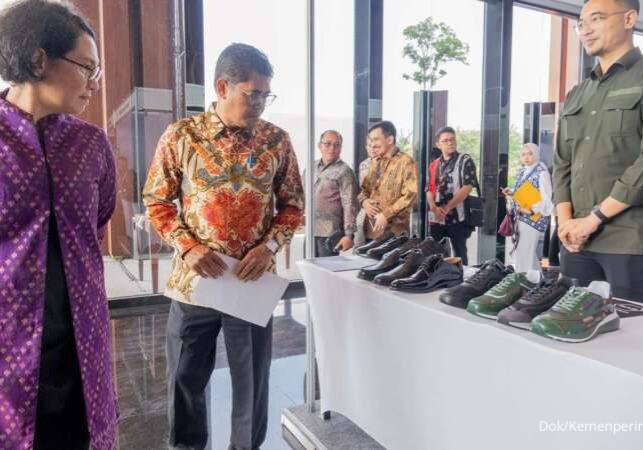 Sekjen Kemenperin Eko S.A. Cahyanto (kedua dari kiri) mengunjungi booth pameran produk dalam negeri

