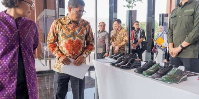 Sekjen Kemenperin Eko S.A. Cahyanto (kedua dari kiri) mengunjungi booth pameran produk dalam negeri

