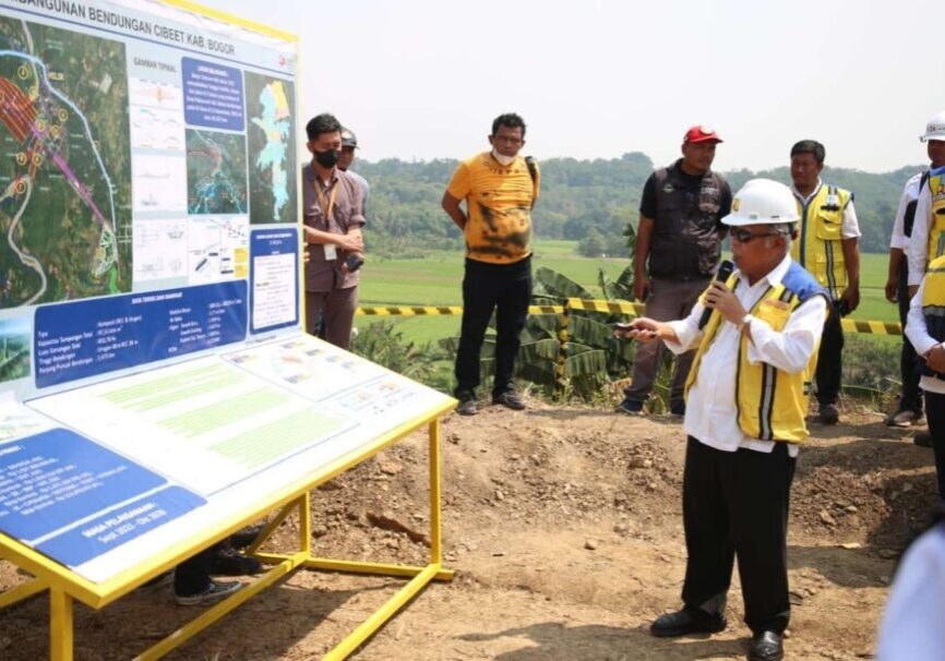 Menteri PUPR Basuk Hadimuljono meninjau lokasi pembangunan Bendungan Cibeet, Kabupaten Bogor, Jawa Barat 