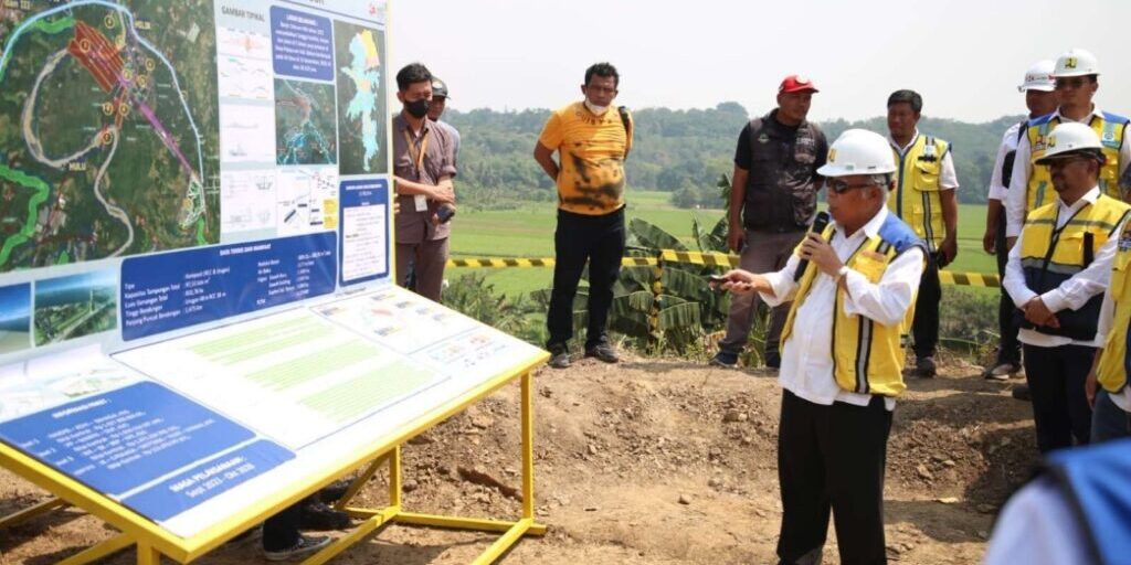 Menteri PUPR Basuk Hadimuljono meninjau lokasi pembangunan Bendungan Cibeet, Kabupaten Bogor, Jawa Barat 