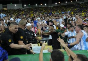 Bentrok Fans Brazil dan Argentina