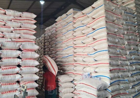 Aktivitas perdagangan beras di Pasar Induk Cipinang, Kamis (10/8/2023)

