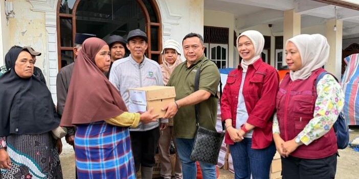 Arara Abadi, unit usaha APP Group, menyalurkan sembako kepada masyarakat terdampak banjir di Tapanuli Tengah, Sumatera Utara