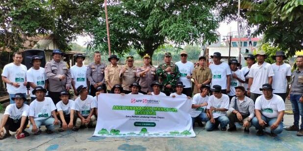 Indah Kiat Pulp & Paper Tbk Perawang Mills bersama Polsek Tualang melaksanakan kegiatan penanaman mangrove