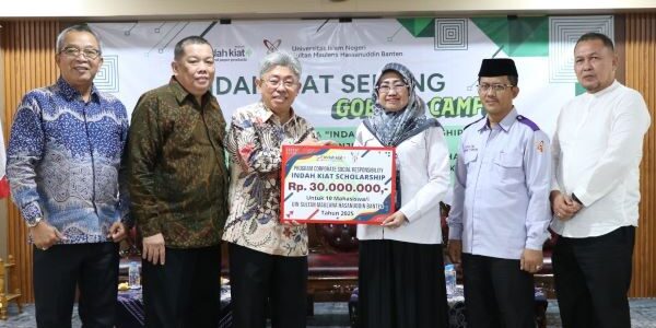 Penyerahan beasiswa secara simbolis