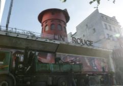 Bilah Kincir Angin Moulin Rouge Runtuh