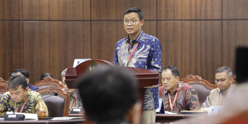 Dirjen Pajak Kementerian Keuangan Bimo Wijayanto menyampaikan keterangan Pemerintah dalam sidang Undang-Undang Harmonisasi Peraturan Perpajakan (UU HPP) yang berlangsung di ruang sidang pleno MK, pada Rabu (25/6/2025).