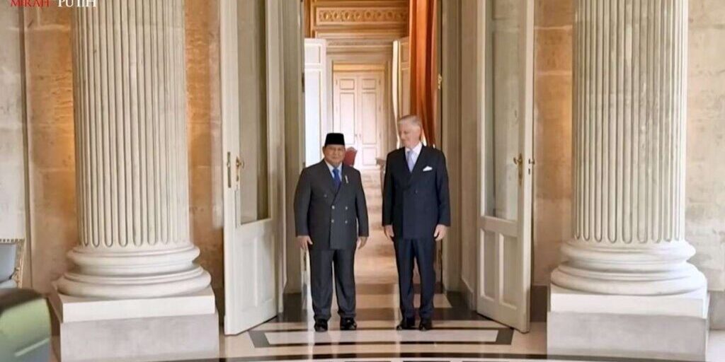 Presiden Prabowo Subiant, dengan kopiah hitamnya, berfoto bersama Raja Belgia, King Philippe di Istana Laeken, Brussels, Belgia, Minggu (13/7/2025).