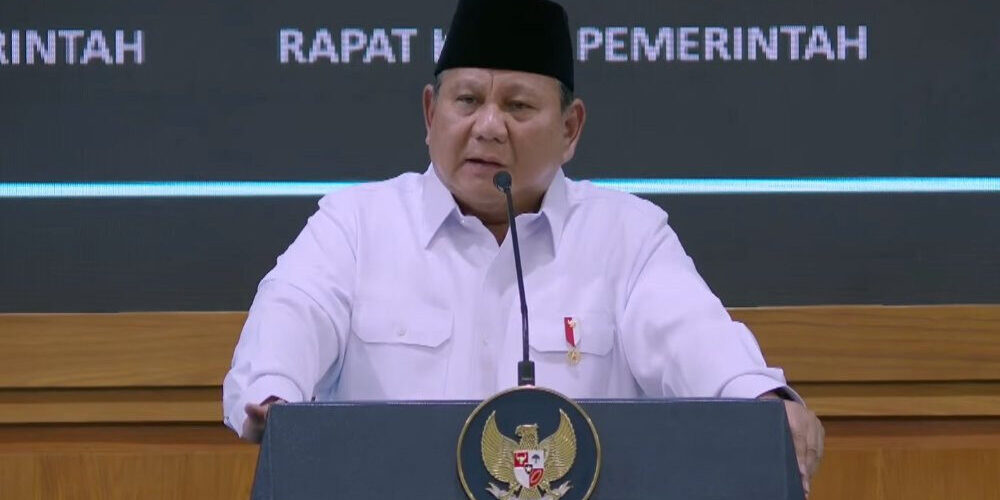 Presiden Prabowo Subianto memberikan taklimat saat Rapat Kerja Pemerintah Anggota Kabinet Merah Putih di Istana Negara, Jakarta Pusat, Rabu (8/4/2026). Youtube Setpres RI

