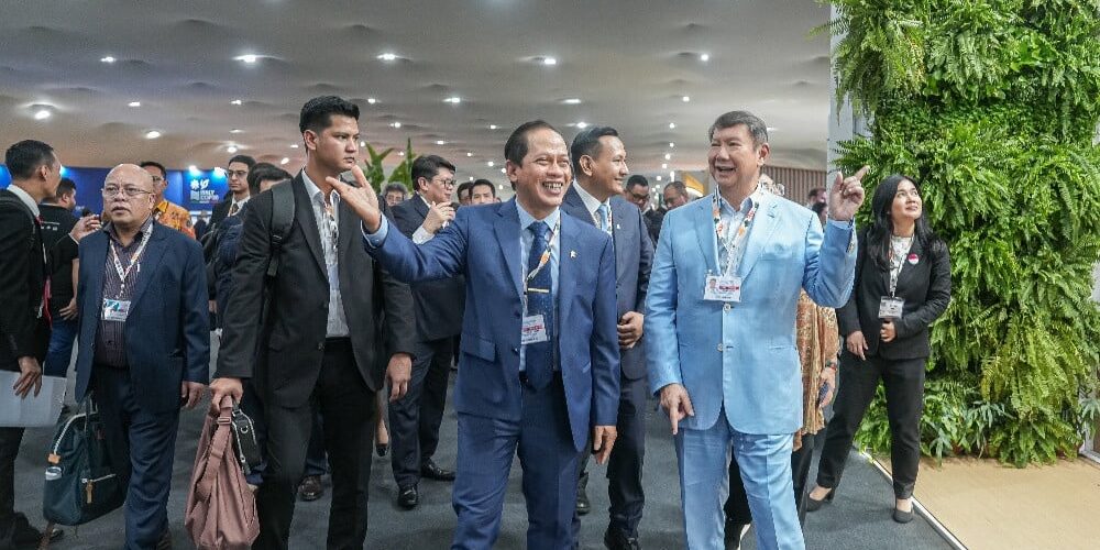 Menteri Lingkungan Hidup Hanif Faisol Nurofiq dan Utusan Khusus Presiden untuk Iklim dan Energi Hashim Djojohadikusumo ketika membuka Paviliun Indonesia di COP30 di Belem, Brasil, Senin (10/11/2025)/Dok. Kementerian Lingkungan Hidup

