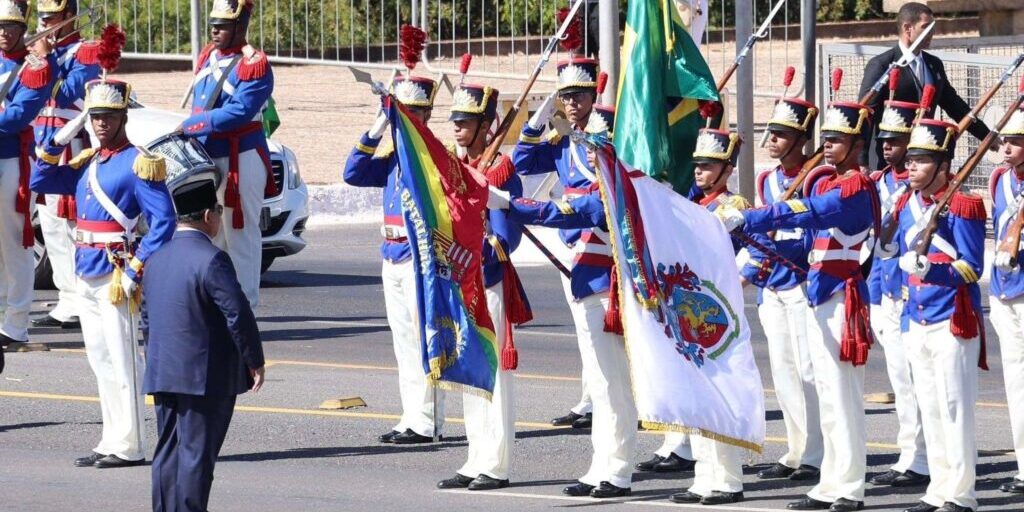 Presiden Prabowo Subianto (berdiri di tengah-tengah, berkopiah hitam) saat mengikuti prosesi upacara kenegaraan di Istana Planalto, Brasilia, Rabu (9/7/2025)