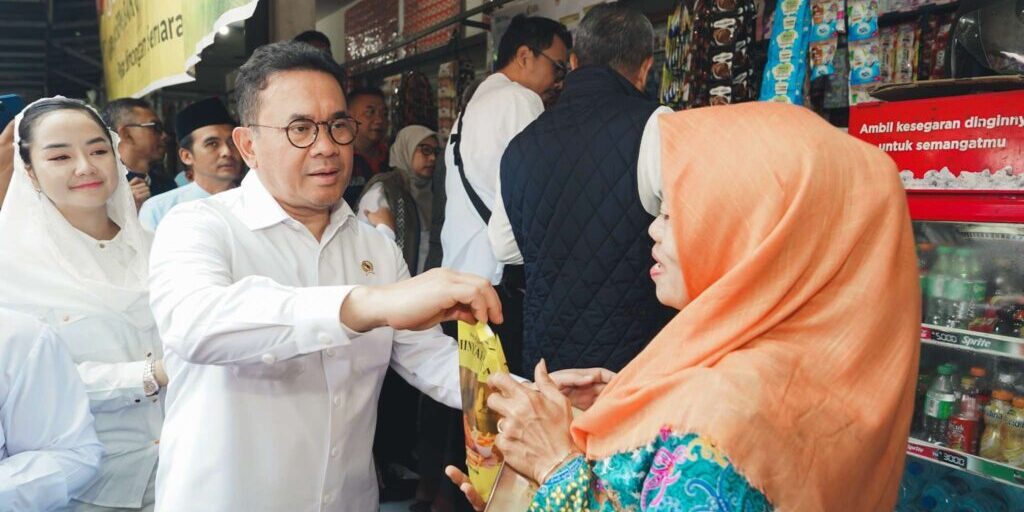 Menteri Perdagangan, Budi Santoso saat memantau ketersediaan stok dan stabilitas harga barang kebutuhan pokok (bapok) di Pasar Simongan, Semarang, Jawa Tengah, Jumat (2/1/2026) (Foto: Dokumentasi Kementerian Perdagangan)